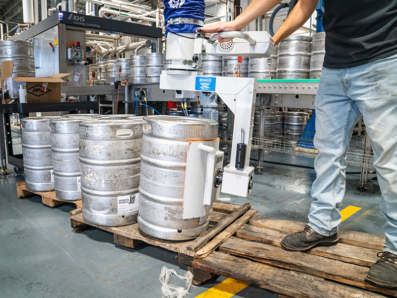 Fässer werden verladen
